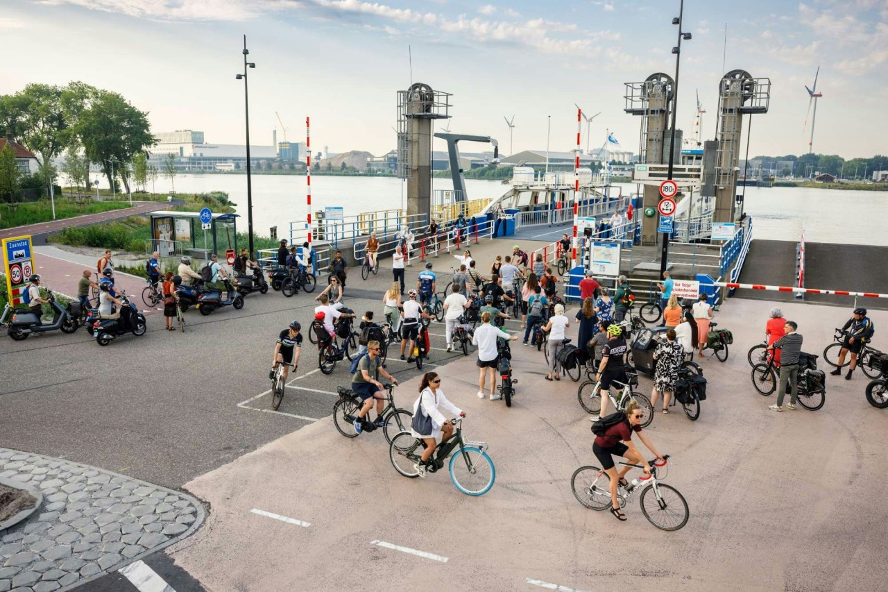 Fietsers en brommers op de Hempont