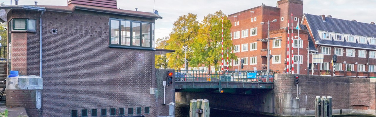 De brug Overtoomse Sluis