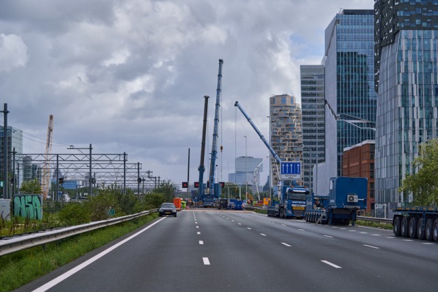 Op de foto zijn werkzaamheden te zien op de A10 Zuid ter hoogte van de Zuidas