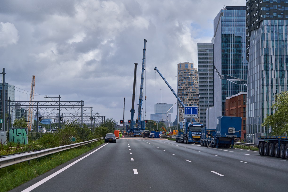 Op de foto zijn werkzaamheden te zien op de A10 Zuid ter hoogte van de Zuidas