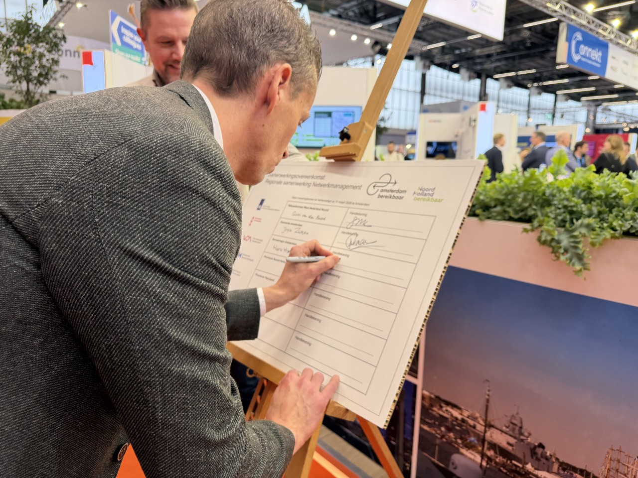 Harro Homan tekent de samenwerkingsoverkomst voor Vervoerregio Amsterdam