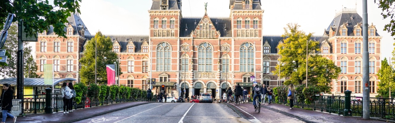 Voorzijde van de museumbrug in Amsterdam