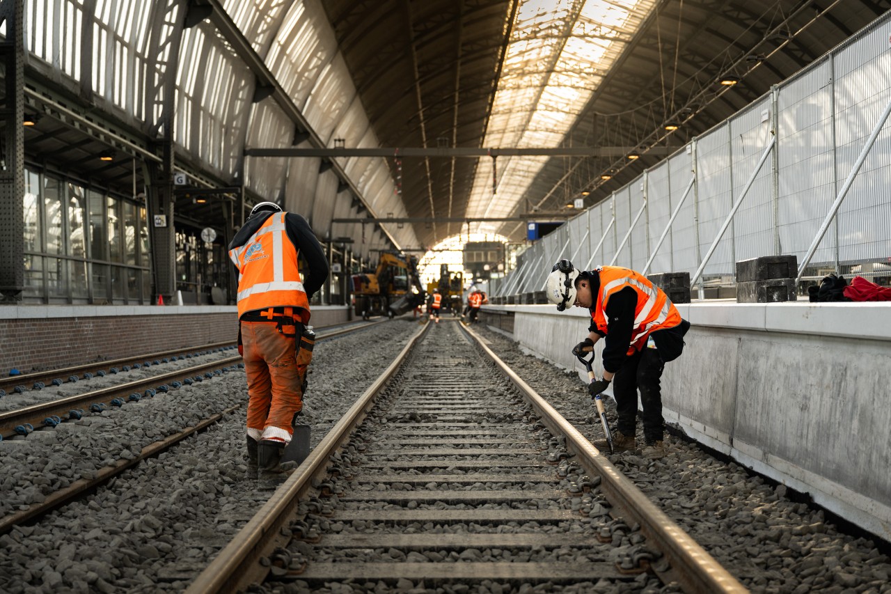 Aan het werk op het spoor van Amsterdam Centraal