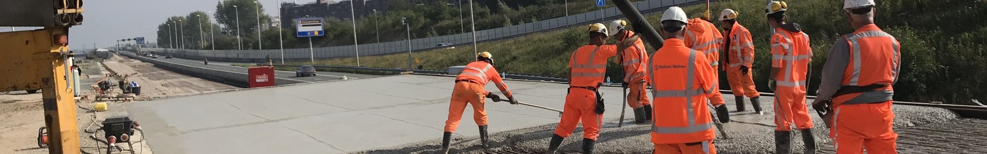 Er wordt gewerkt aan de afwerking van het dak van de Gaasperdammertunnel